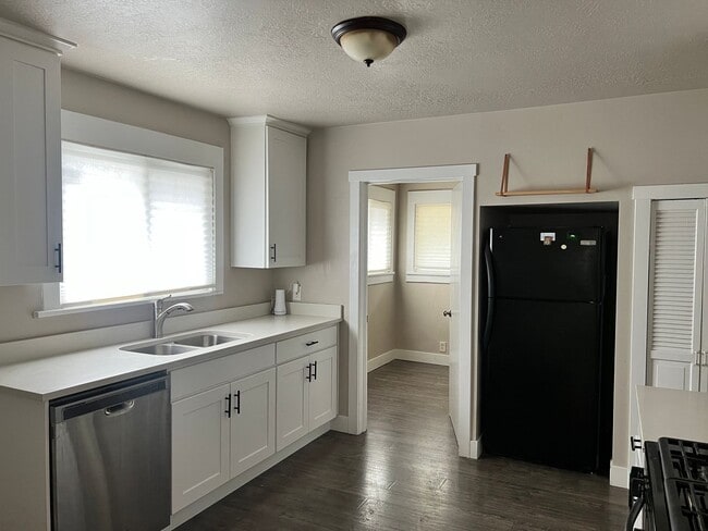 Building Photo - Newly Remodeled House in West Valley for Rent