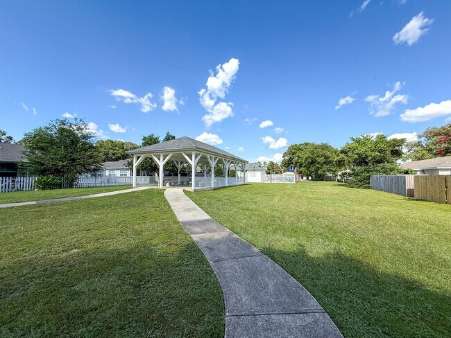 Building Photo - 2 bedroom 2 bath townhouse with community ...