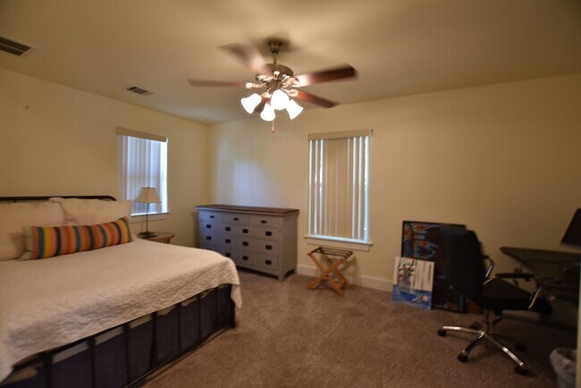 Building Photo - Charming Highland Village Home with Guest ...
