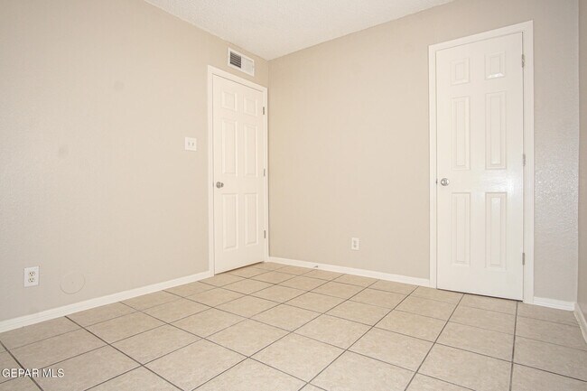 Building Photo - 216 S Schutz Dr