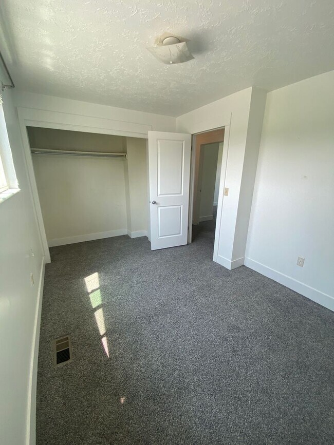 Building Photo - Now Leasing! 3 Weeks Free | 4 Bed, 1.5 Bat...