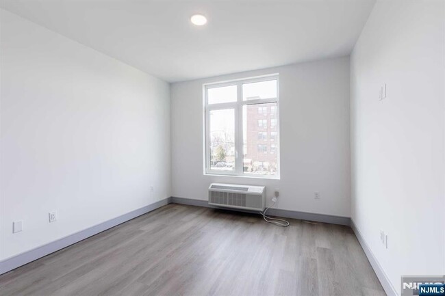Building Photo - 1435 10th St