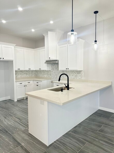 Building Photo - 1002 Escondido Ln E