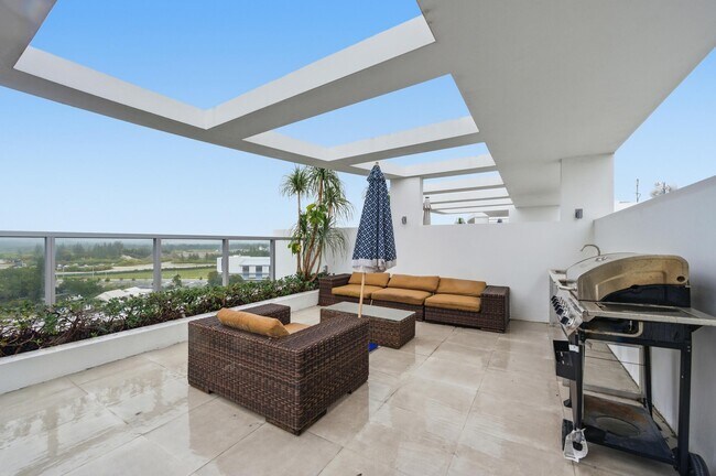 Building Photo - 13800 Highland Dr