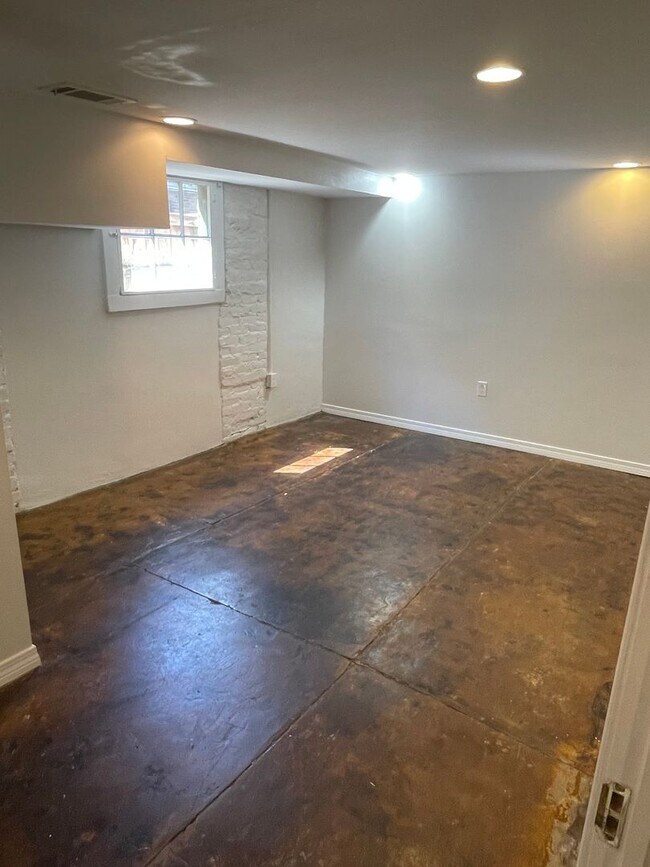 Building Photo - 3115-3115 Constance St