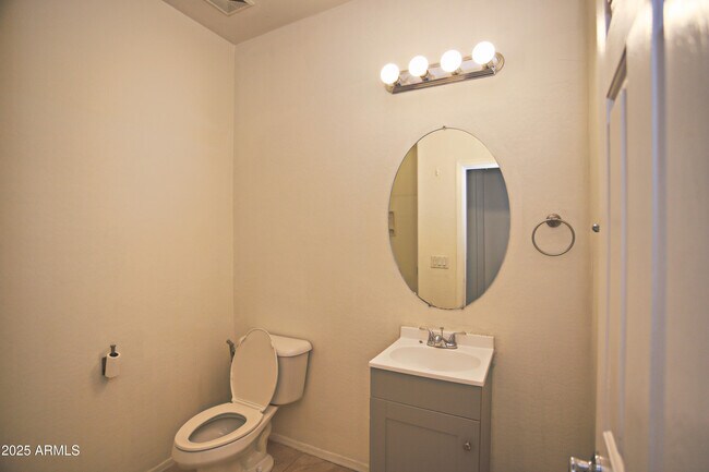 Building Photo - 1090 W Caroline Ln