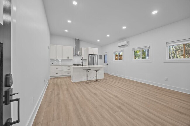 Building Photo - 8625 Cedarbrook Dr