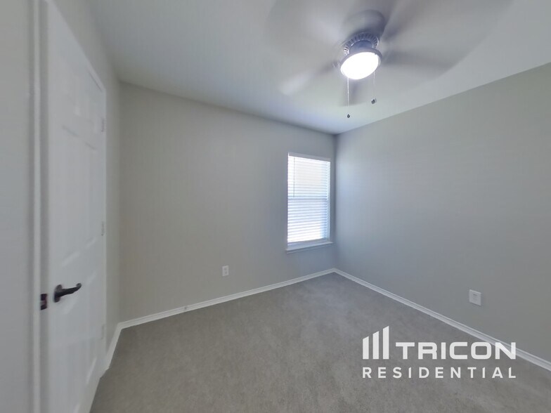 Building Photo - 558 Hickory Ln