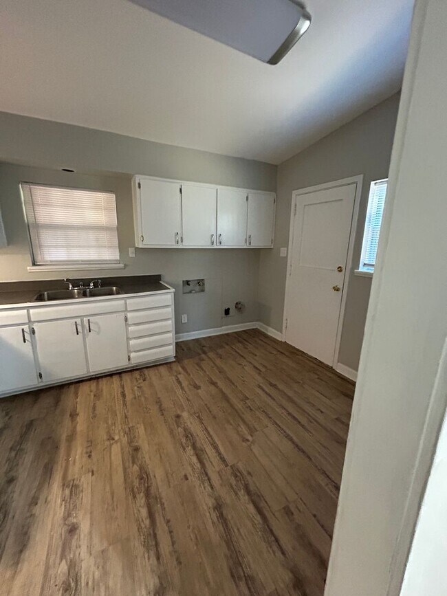 Building Photo - Move in now!