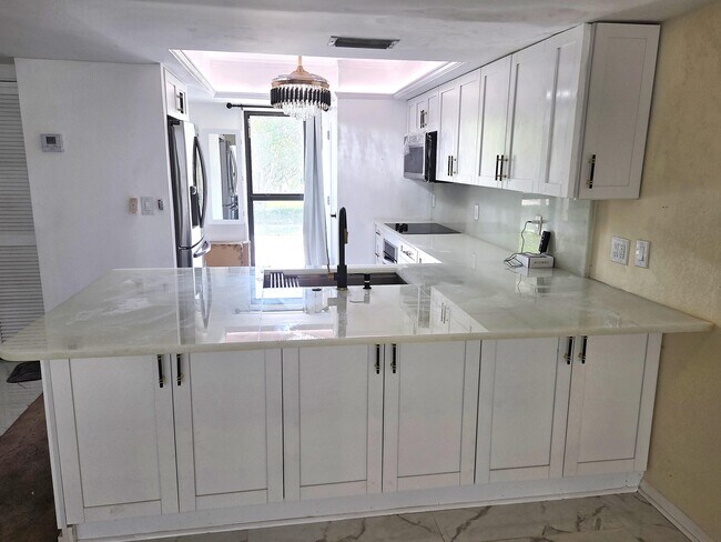 Building Photo - 1731 Presidential Way