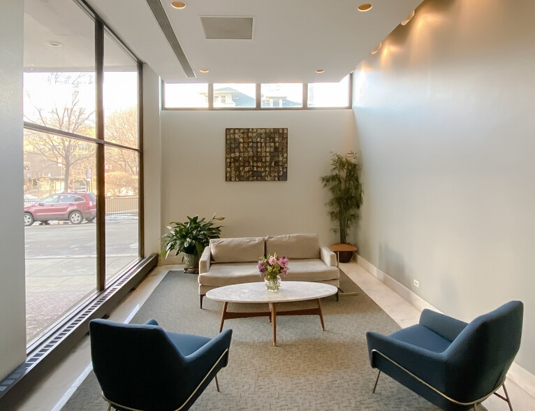 Lobby waiting area - 6171 N Sheridan Rd