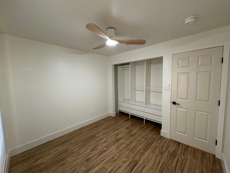 Middle-sized bedroom - 7970 W Elm St