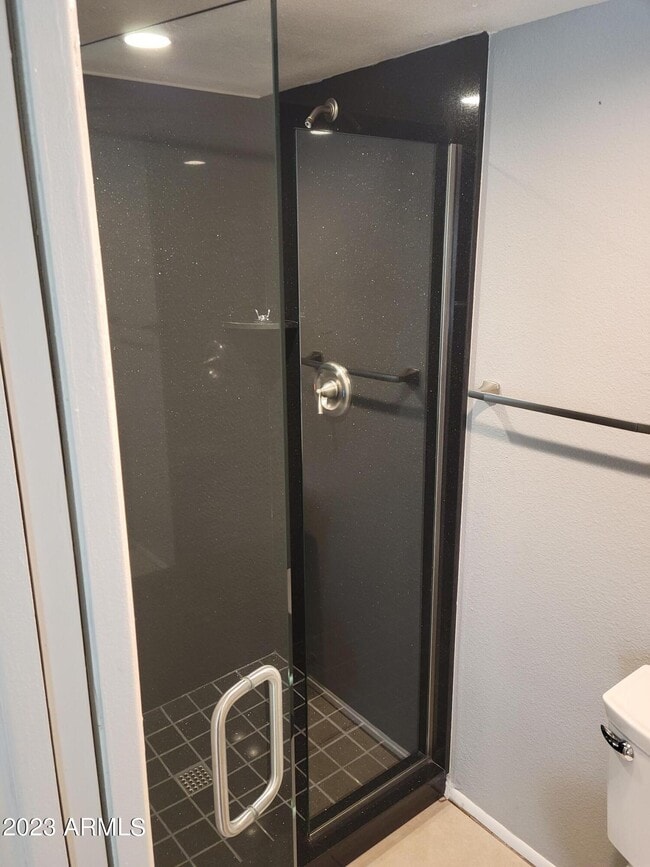 Building Photo - 815 E Grovers Ave