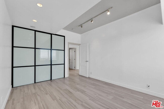 Building Photo - 1155 N La Cienega Blvd