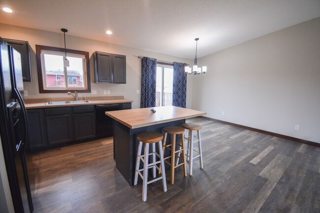 Building Photo - 4 bed 2 bed Home For Rent NOW Near Gibbs a...