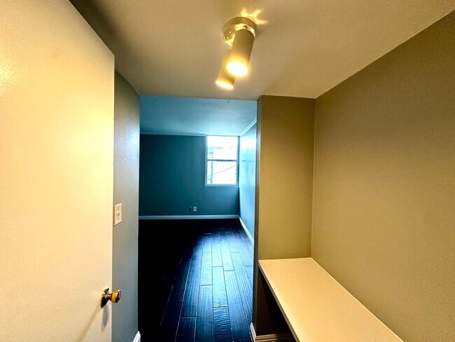 Building Photo - ***MOVE-IN SPECIAL 2 WEEKS FREE RENT***Spa...