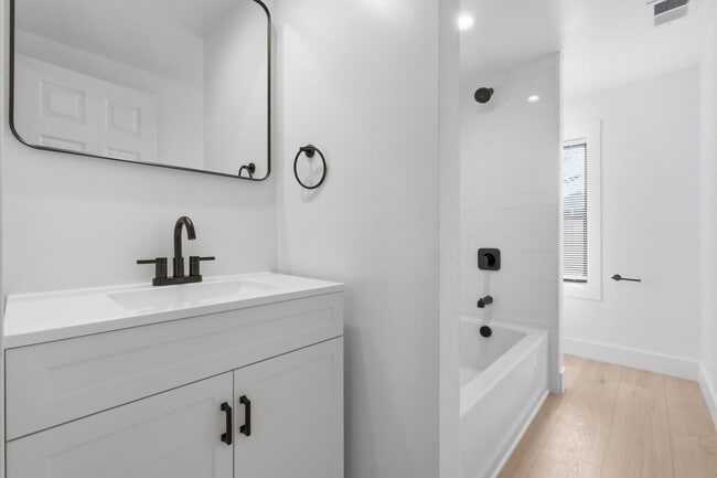 Building Photo - Luxury Rental - South Side Flats