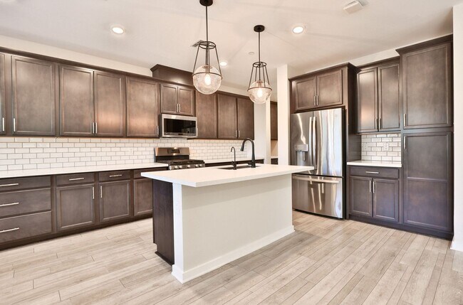 Building Photo - Gorgeous 4bed/3 bath End Unit Condo in Gil...