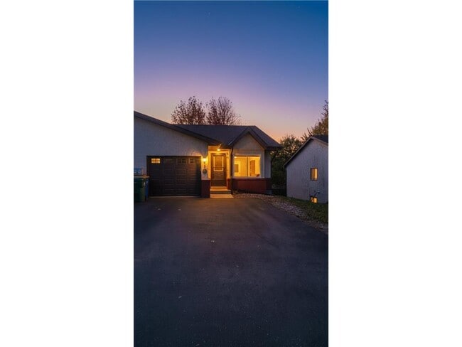 Building Photo - 9 Heights Rd NE