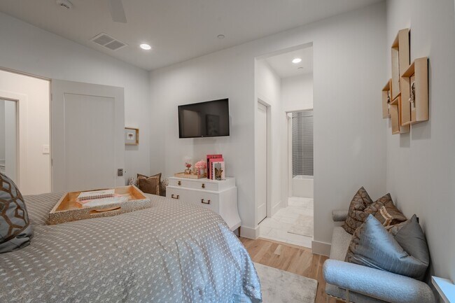 Building Photo - Open Concept custom build by Hudson Co in Highland Park!