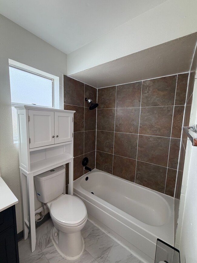 Building Photo - 3 Bedroom Updated Home Available Near Montano Rd NW & Unser Blvd NW!