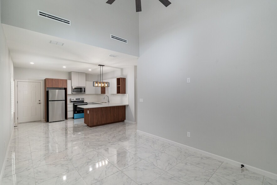 Primary Photo - 1007 Hidden Hills St