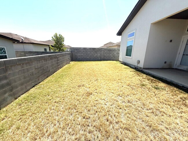 Building Photo - 6001 Vero Dr