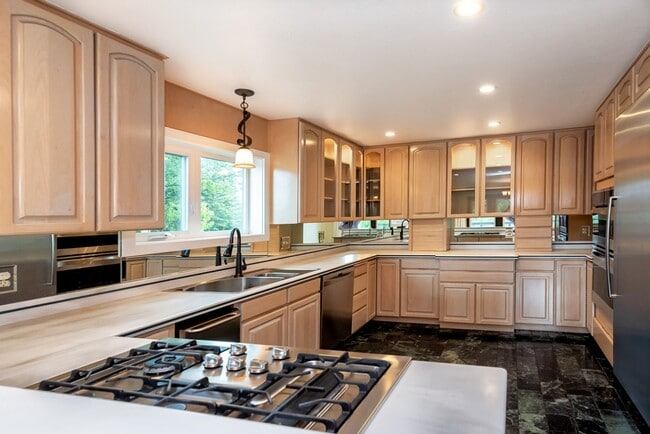 Building Photo - 11071 Mountain Lake Dr