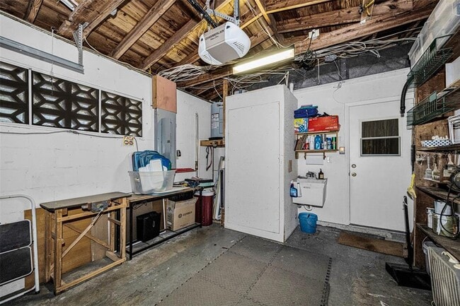 Building Photo - 253 Park Cir S