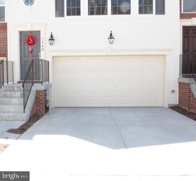 Building Photo - 7568 Stonehouse Run Dr