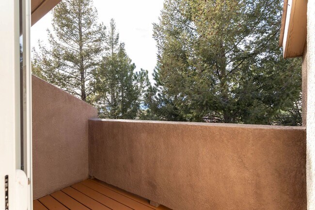 Building Photo - Great Upper Unit Located in Vista Grande Terrace!