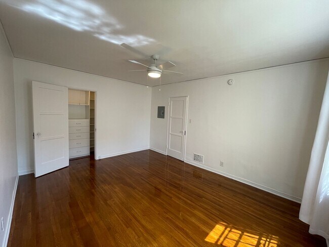 Building Photo - 927 Alandele Ave