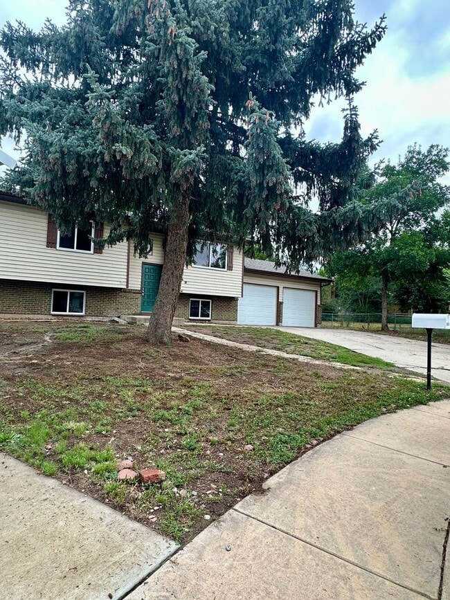 Building Photo - Updated Split-Level Gem | 5BD, 3BA | Large...