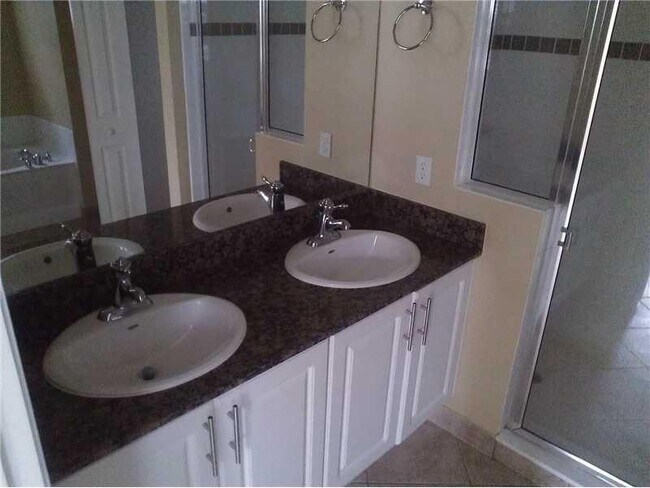 Building Photo - 6920 Julia Gardens Dr