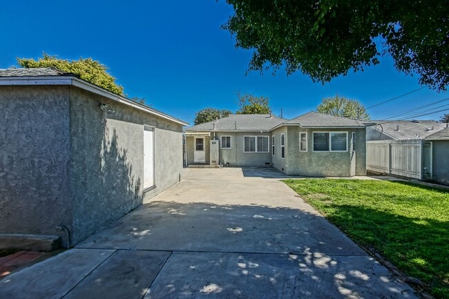 Building Photo - Bright & Charming, Single Story 3BR2BA Home w/ Large Front Yard, Huge Fenced Rear Yard w/ Large D...