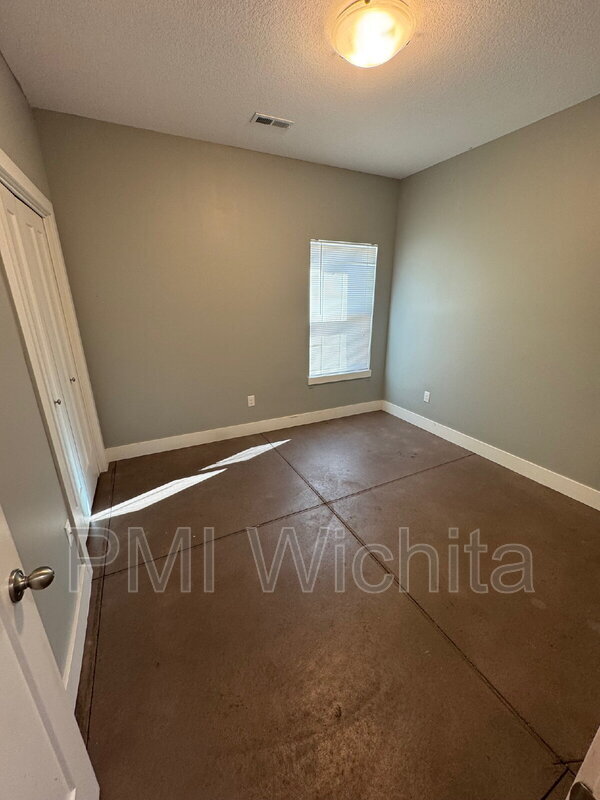 Building Photo - 5542 N Edwards