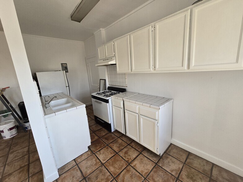 Great storage space - 608 N St Andrews Pl