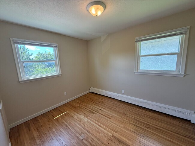 Building Photo - 560-562 37th Ave NE