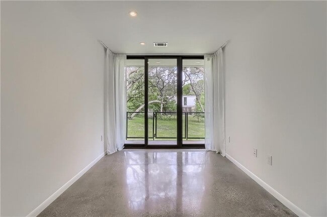 Building Photo - 9400 Shady Oaks Dr