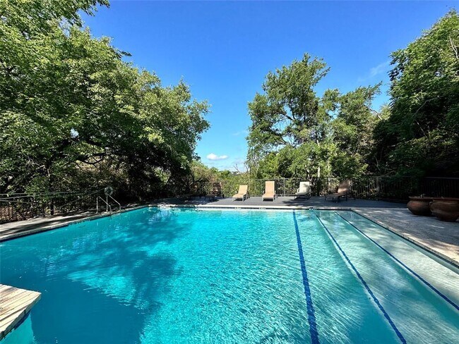 Building Photo - 4711 Spicewood Springs Rd