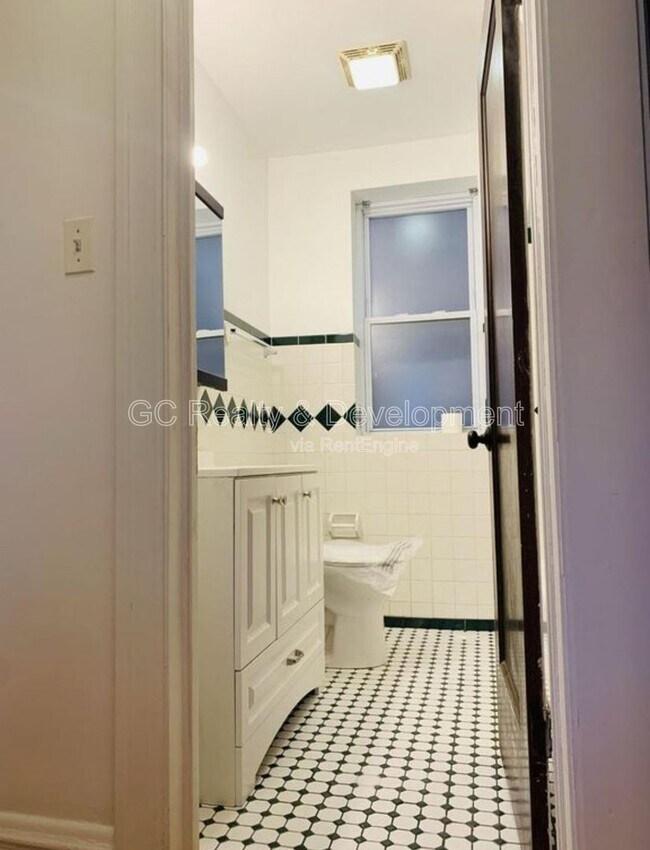 Building Photo - 6316 N Rockwell St