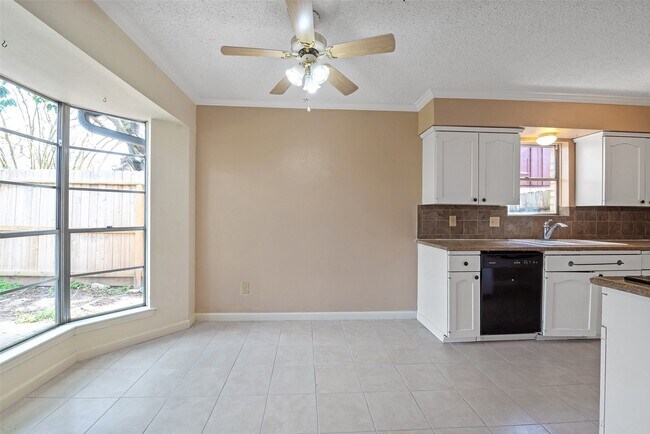 Building Photo - 807 Seacliff Dr