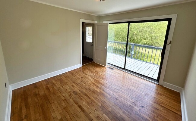 Building Photo - Spacious 2 Bed House | Private Patio + Sliding Door Dining Area