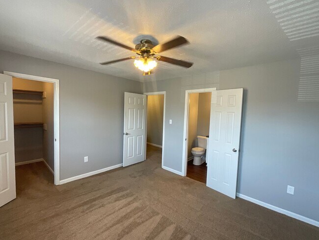 Building Photo - 3929 Miramar Ct