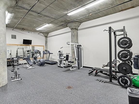 Building Photo - "Chic Urban Living: Spacious 2-Bedroom Ret...