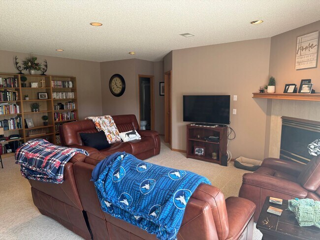 Building Photo - Gorgeous 3Br/3Ba Executive Home w/Over 3,0...