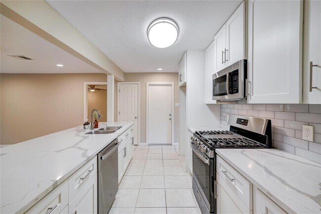 Building Photo - 25507 Glen Loch Dr