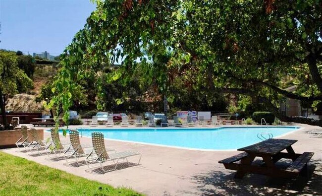 Building Photo - Beautifully remodeled 2 bedroom, 1.5 bathroom condo!