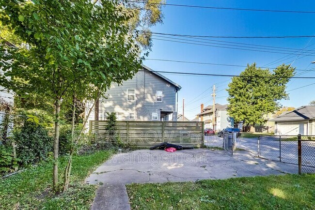 Building Photo - 3470 N Kenwood Ave