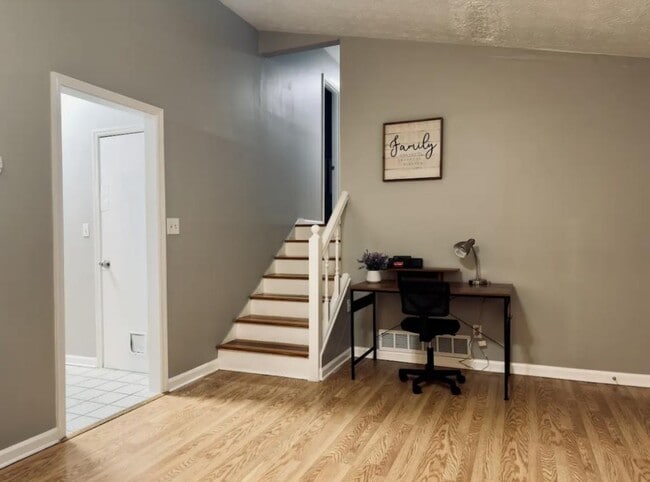 Building Photo - 979 Falcon Crest Dr